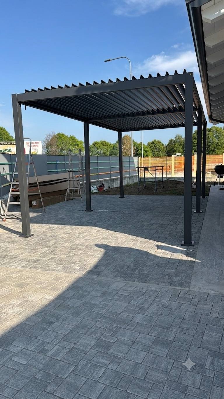 Spazio esterno dopo i lavori: pavimentazione autobloccante e pergola bioclimatica