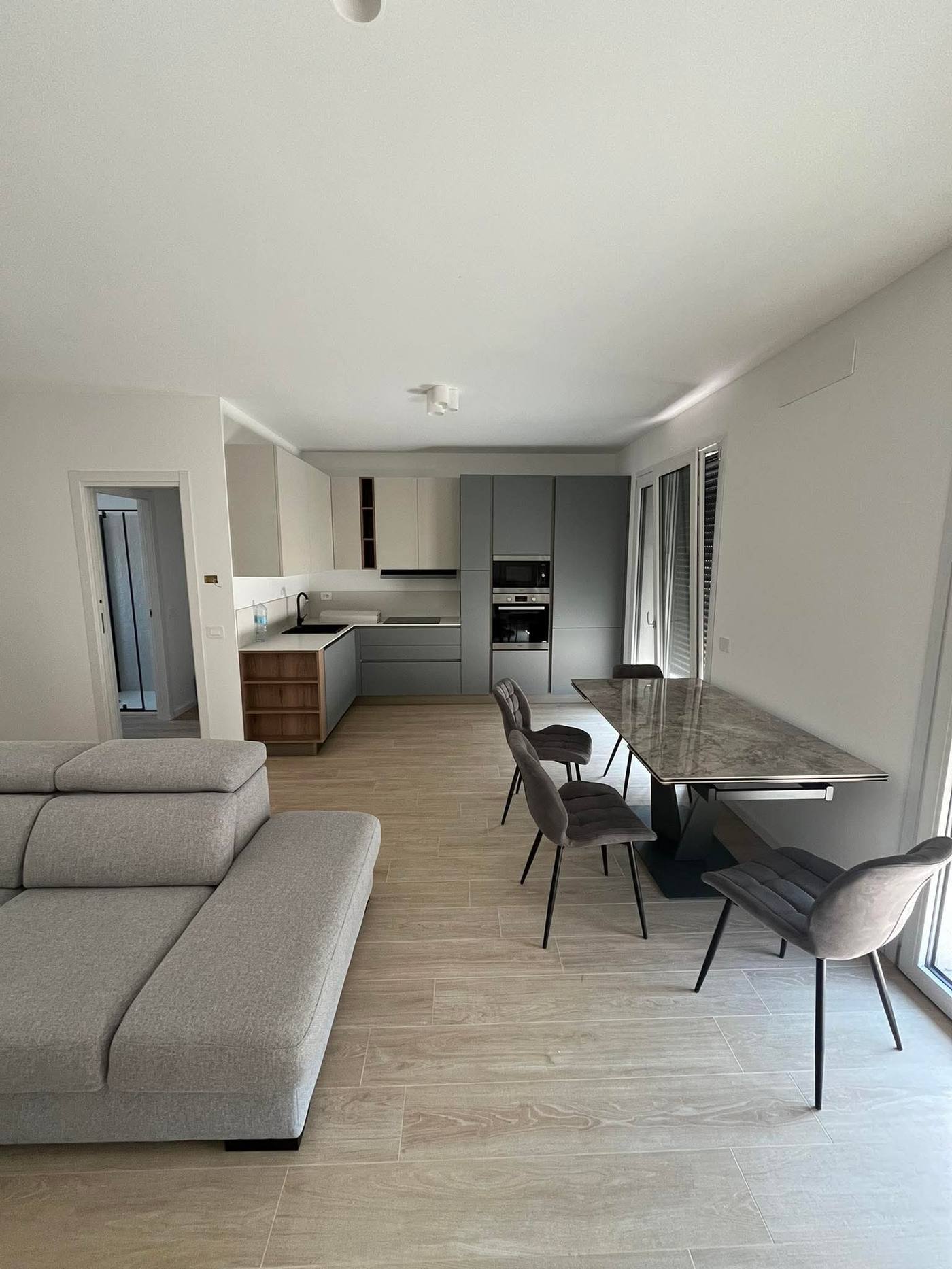 Ristrutturazione completa chiavi in mano a Malnate, Varese: zona giorno con cucina finita da Edil Se.Ma